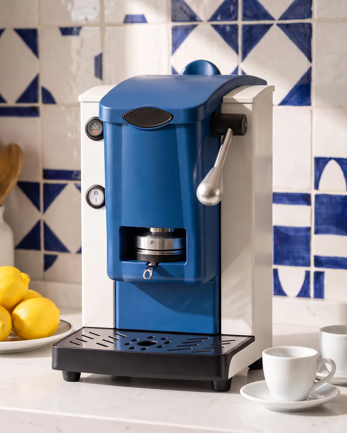 ASTRO color Nettuno, blu profondo, in una cucina