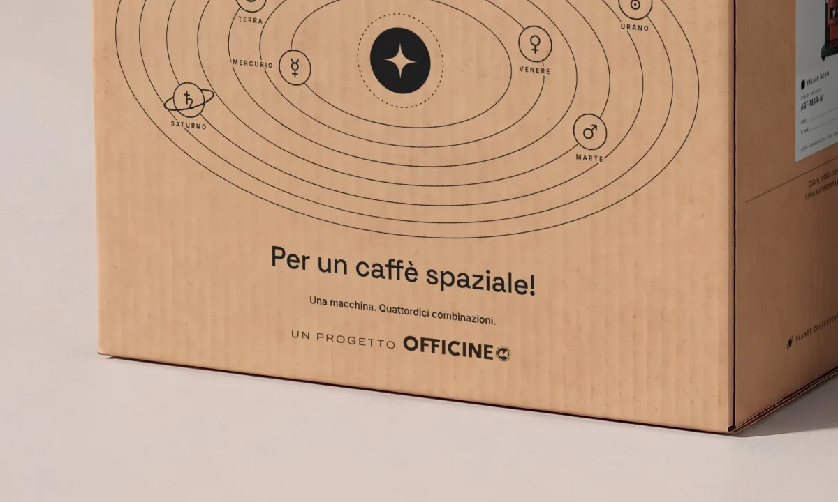 Mockup: il fronte della scatola ASTRO con la firma «Un progetto OFFICINE44»