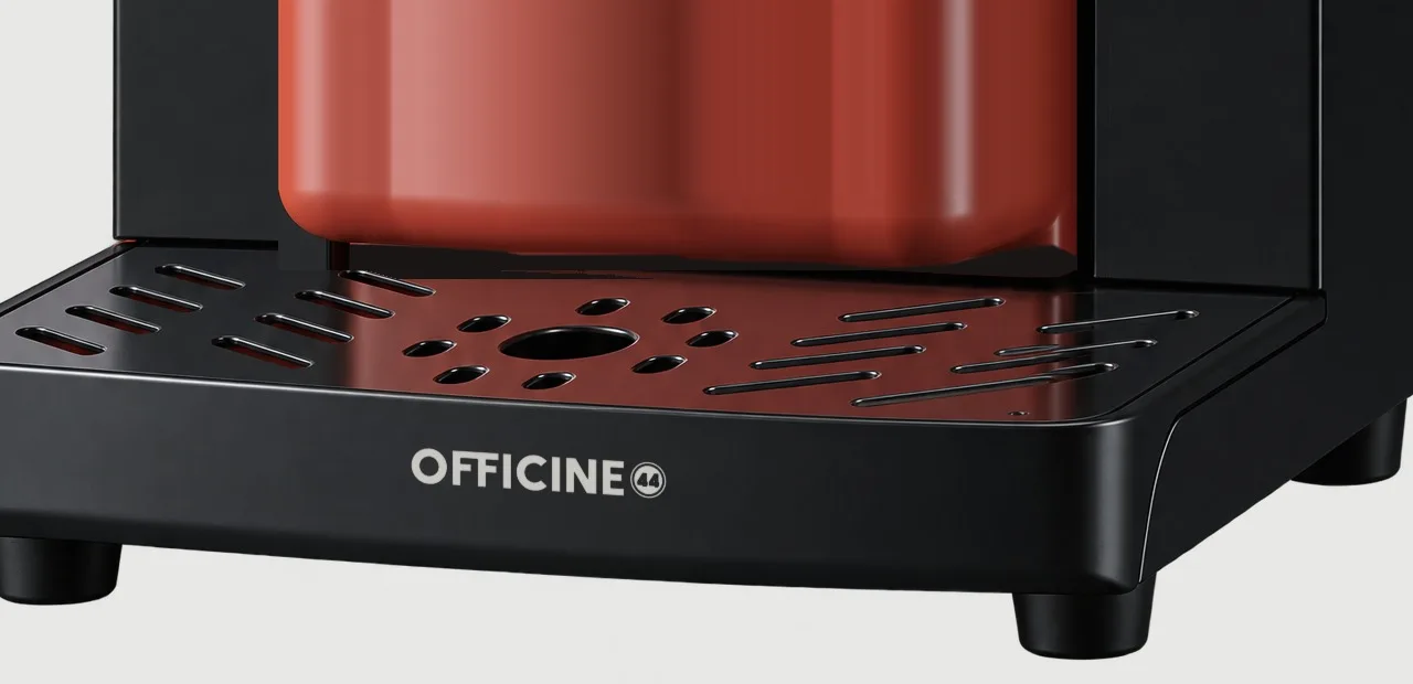 Mockup: la firma «Un progetto OFFICINE44 · N° 01» incisa sulla vaschetta di ASTRO